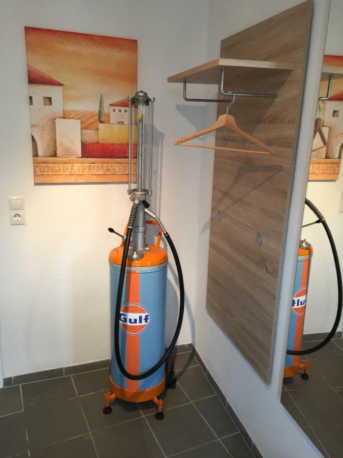 Alte Tankstelle Apartment Strassenhaus Exterior foto